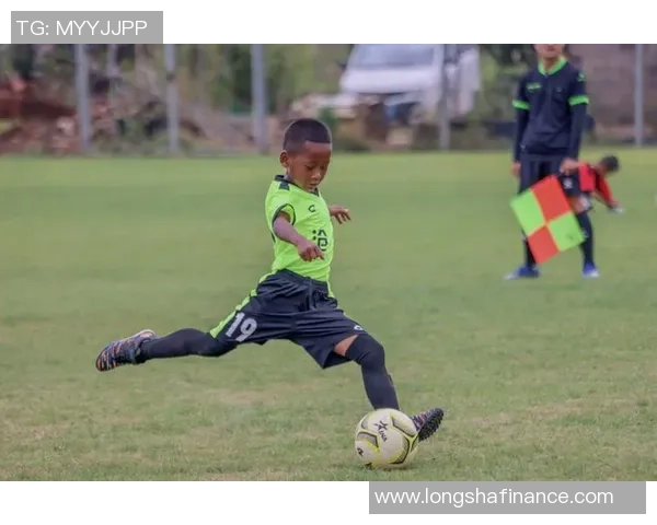 课间足球赛场上的小明星们与梦想的追逐