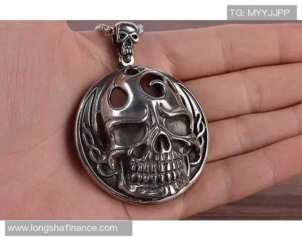 足球明星吊坠钛钢设计灵感来源于绿茵场的激情与荣耀 足球明星吊坠钛钢设计灵感来源于绿茵场的激情与荣耀