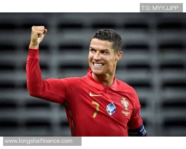 足球明星的魅力与成就全景解析及其对全球体育文化的影响 足球明星的魅力与成就全景解析及其对全球体育文化的影响