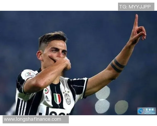 银色头发的足球明星女性展现独特魅力与实力的完美结合